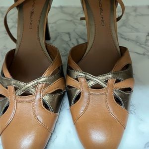 8 1/2 pair of Bandolino heels